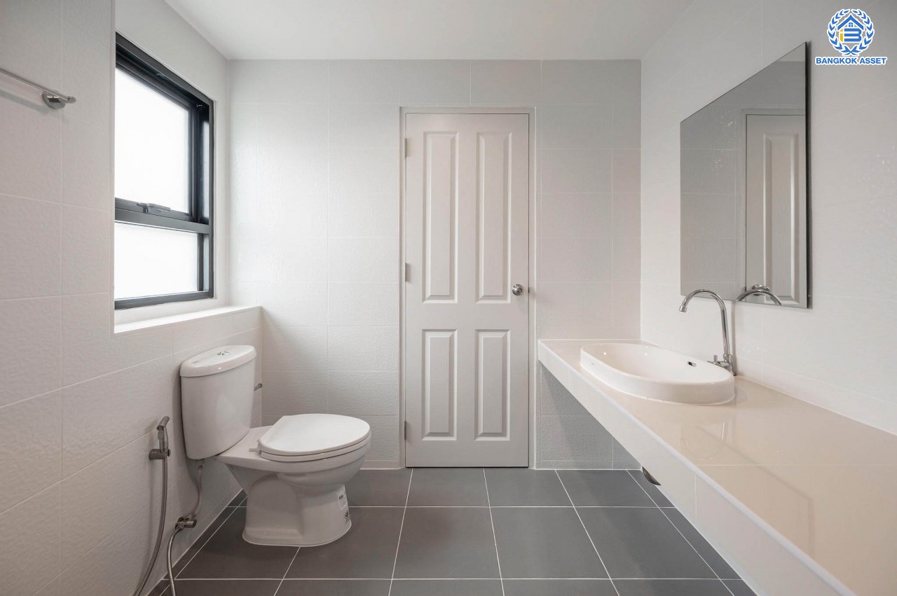 บ้านมือสองตกแต่งใหม่ โครงการ มณธานี บางแค บ้านเดี่ยว 3 ชั้น ดีไซน์หรูหรา เนื้อที่กว้าง 56.40 ตร.ว. พื้นที่ใช้สอย 240 ตร.ม. ฟังก์ชัน 5 ห้องนอน 4 ห้องน้ำ 2 ที่จอดรถ ฟังก์ชันครบตอบทุกไลฟ์สไตล์ บนทำเลศักยภาพ เชื่อมต่อถนนกาญจนาภิเษก ใกล้เดอะมอลล์บางแค ใกล้รถไฟฟ้าสายสีน้ำเงิน "สถานีหลักสอง" และจุดขึ้นทางด่วน "กาญจนาภิเษก"